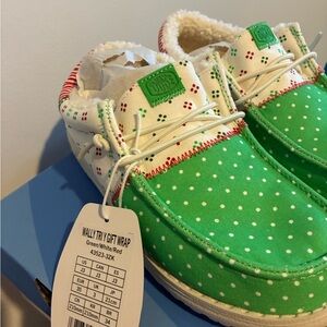 Hey Dude Kids Christmas size 3 🎄